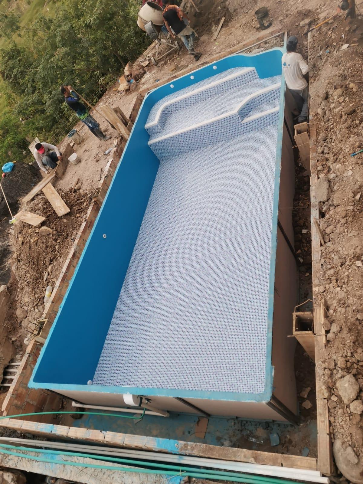 Piscina de fibra de vidrio recién ensamblada durante su instalación en Colombia – AquaFibra