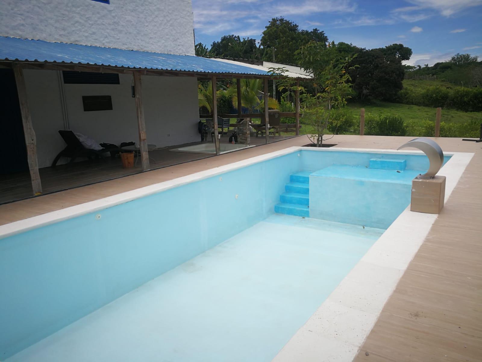 Piscina de fibra de vidrio terminada y lista para disfrutar en Colombia – AquaFibra