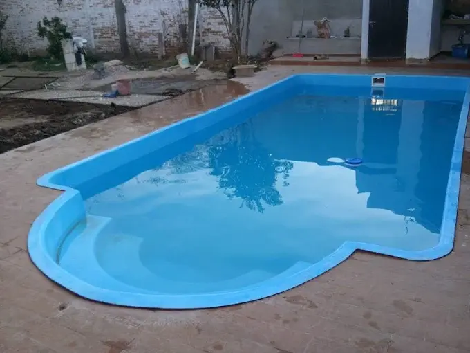 Piscina de fibra de vidrio instalada por AquaFibra Colombia - calidad premium
