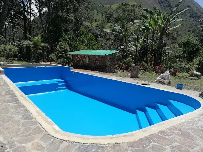 Piscina rectangular de fibra de vidrio en zona rural con paisaje montañoso – AquaFibra