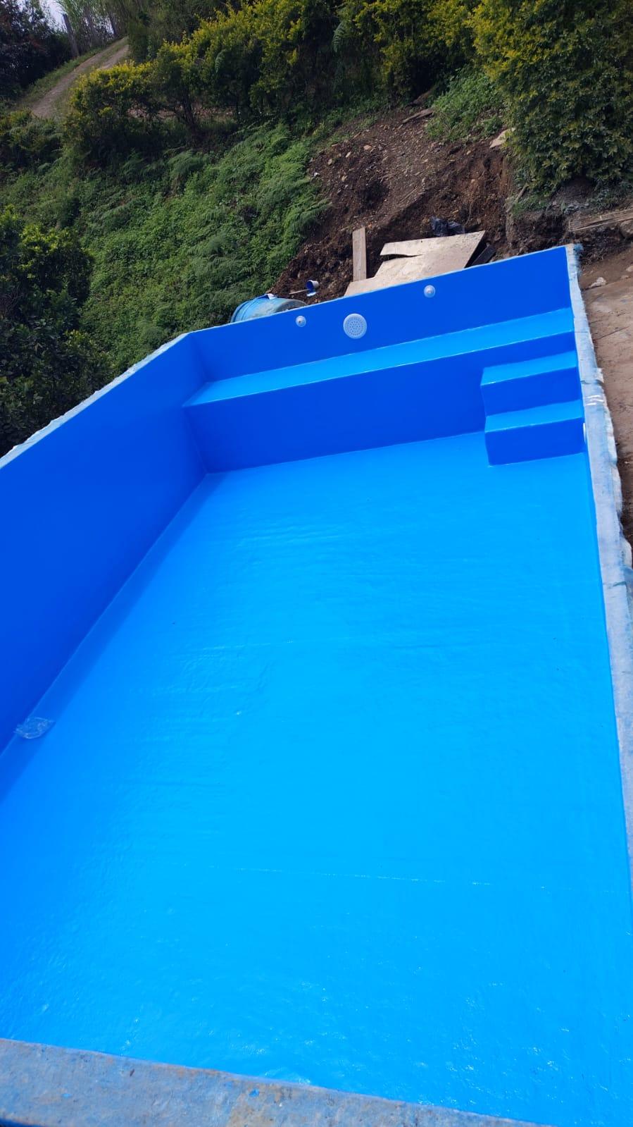 Piscina de fibra de vidrio con agua cristalina en zona tropical de Colombia – AquaFibra