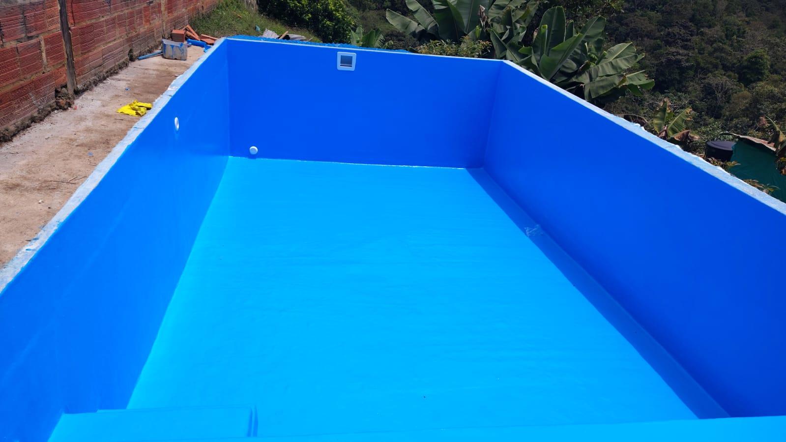 Proceso de instalación de piscina de fibra de vidrio en zona montañosa – AquaFibra